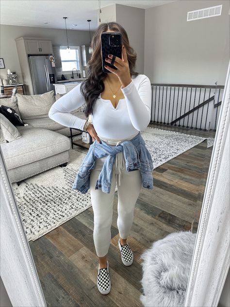 Denim Jacket Around Waist Outfit, Jacket Around Waist Outfits, Cream Joggers Outfit, Cream Joggers Outfit Women, Cream Sweatpants Outfit, Jacket Around Waist, Sweatpants Outfit Women, Airport Outfit Comfy, Joggers Outfit Women