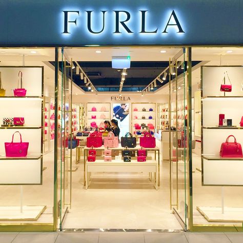 Brand new Furla store in Melbourne South Wharf DFO, wonderfully lit with Sphera products. Binario LED track light and Novo LED downlight combine perfectly to deliver outstanding retail lighting Ideas Decoracion Salon, Luxury Retail Store, Shoe Store Design, Clothing Store Displays, Retail Store Interior Design, Retail Space Design, Clothing Store Design, Retail Lighting, Store Design Boutique