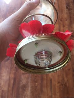 Mason Jar Bird Feeders Diy, Mason Jar Hummingbird Feeder, Simple Bird Feeder, Homemade Hummingbird Feeder, Diy Recycle Bottles, Mason Jar Bird Feeders, Diy Hummingbird Feeder, Feeder Bottle, Bird Diy