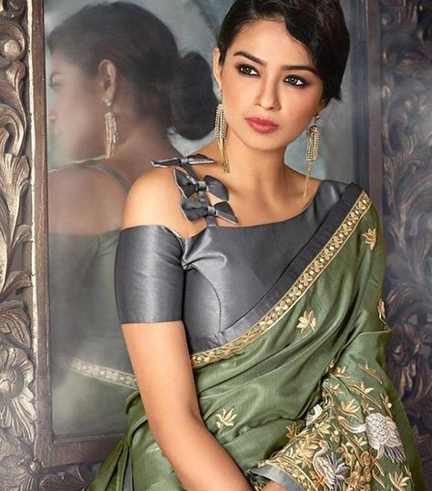 Stunning Blouse Designs For Silk Sarees (16) Saree Jacket Designs, Western Blouse, Blouse Designs Catalogue, Saree Blouse Neck Designs, Backless Blouse Designs, Blouse Back Neck Designs, Sari Blouse Designs, Blouse Designs Indian, Silk Saree Blouse Designs