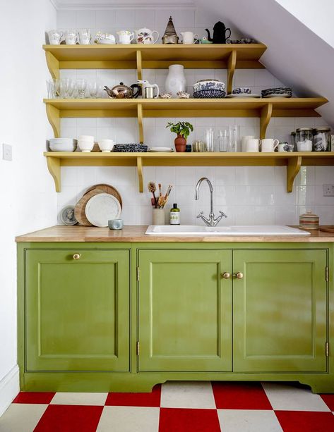 Green Kitchens – Directorio Deco by Gloria Gonzalez Colorful Kitchen Wood Cabinets, High Gloss Kitchen Cabinets, Plain English Kitchen, Gloss Kitchen Cabinets, Beata Heuman, High Gloss Kitchen, Wooden Beams Ceiling, Kitchen Colour, Hall House