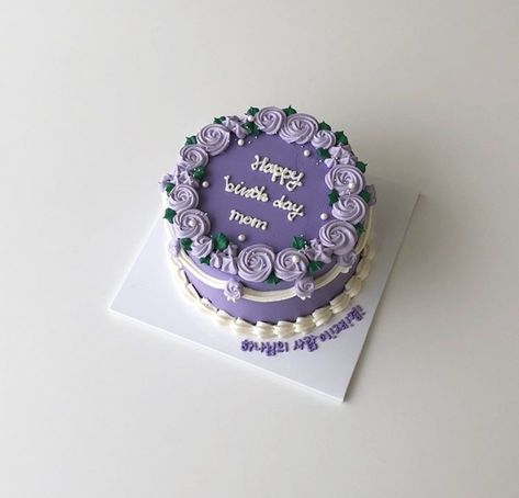 aesthetic aesthetics minimalistic aesthetic ethereal pastel cute soft sweet purple aesthetic purple color cute white purple light cream creamy cake flowers purple aesthetic r o s i e Minimalist Birthday Cake For Women, Lilac Curtains, Lavender Cakes, Violet Cakes, Purple Cakes Birthday, Bts Cake, Small Birthday Cakes, Lavender Cake, Birthday Cake With Flowers