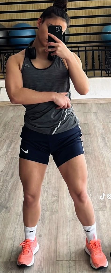 Weightlifting Girl Aesthetic, Masc Lesbian Gym Outfits, Masc Women Workout, Muscular Masc Women, Weightlifting Outfit, Athletic Body Type Women, Journaling Vision Board, Buff Girl, Gym Physique