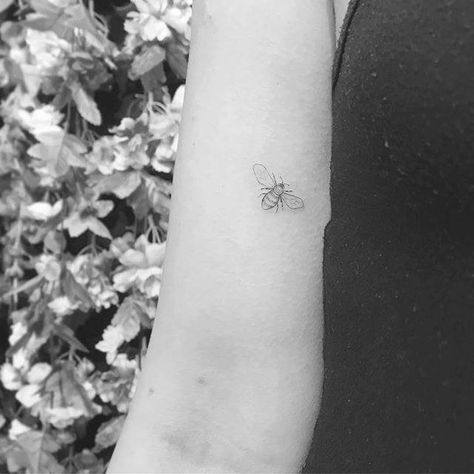 Single needle bee tattoo on the bicep. Dainty Firefly Tattoo, Firefly Tattoo, Honey Bee Tattoo, Tats Ideas, Bumble Bee Tattoo, Single Needle Tattoo, 4 Tattoo, Intricate Tattoo, Bff Tattoos