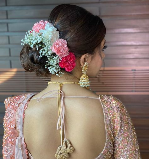 Bridal hair look Ideas   #Hairstyle#weddinghairstyle #weddinginspo#indianwedding #bride #bridegoals#shaadisaga #bridalhairstyle #yellow #floraljewellery #bridesofindia Long Hair Bridal Styles, Flower Bun Hairstyle, Indian Bun Hairstyles, Open Hairstyle, Layered Jewellery, Bridal Hair Decorations, Bridal Hairstyle Indian Wedding, Long Bridal Hair, Flower Bun