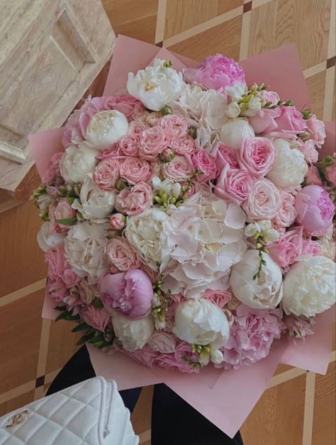 Bouqette Of Flowers, Pink Flowers Aesthetic, Luxury Flower Bouquets, Prettiest Bouquet, Boquette Flowers, Flowers Bouquet Gift, Nothing But Flowers, Flowers Aesthetic, Flower Therapy