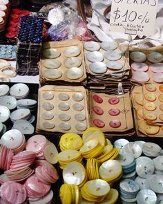 Loads of colourful vintage buttons! Button Collecting, Buttons And Bows, Vintage Sewing Notions, Cute As A Button, Antique Buttons, Button Cards, Button Art, Sewing Items, Button Jewelry