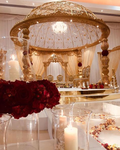 Fairytale Indian Wedding, Hindu Wedding Venue Ideas, Indian Wedding Setup, Desi Wedding Venue Aesthetic, Tamil Wedding Decoration, Wedding Venue Indian, Round Mandap, Tamil Weddings, Mandap Setup