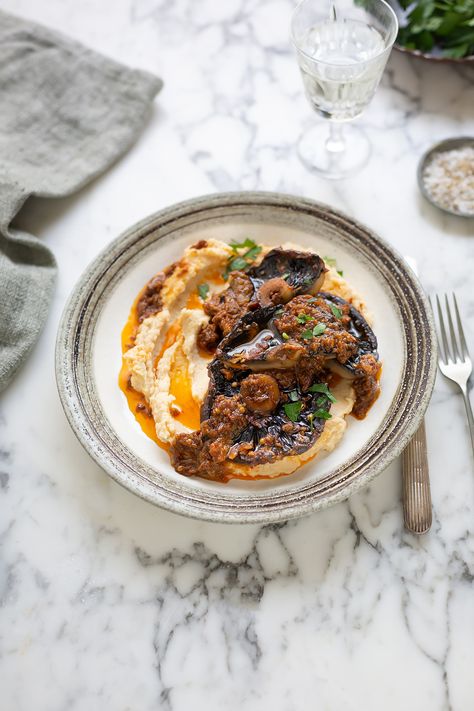 Ottolenghi’s mushroom steaks with butter bean mash recipe fromhis cookbook Flavour #vegan #vegetarian #recipe Butter Bean Mash, Mushroom Steaks, Bean Mash, Yotam Ottolenghi Recipes, Chipotle In Adobo Sauce, Meatless Mains, Portobello Mushroom Recipes, Butternut Soup, Ottolenghi Recipes