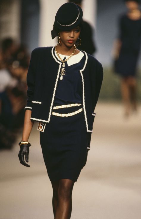 A History Of Chanel — From Its Beginnings To The Most Iconic Looks Chanel Runway, Chanel Outfit, Mode Chanel, Chanel Jacket, Chanel Collection, Chanel Couture, Chanel Spring, Fashion Revolution, Chanel Vintage