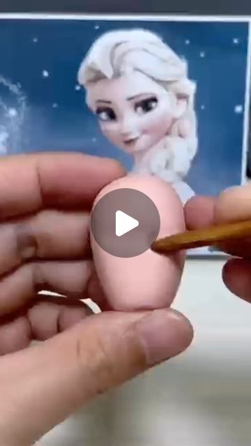 Polymer Clay Eva Thissen, Elsa Clay Earrings, Elsa Fondant Tutorial, Elsa Crafts, Fondant Olaf Tutorial, Frozen Fondant, Elsa Polymer Clay, Polymer Clay Princess, Polymer Clay Figurine