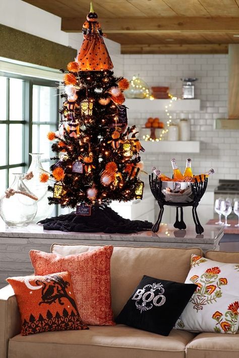 20 Decorated Halloween Trees Halloween Tree Topper, Boo Pillow, Tree Orange, Halloween Kitchen Decor, Halloween Decor Diy, Halloween Entertaining, Hallowen Ideas, Casa Halloween, Tree Inspiration