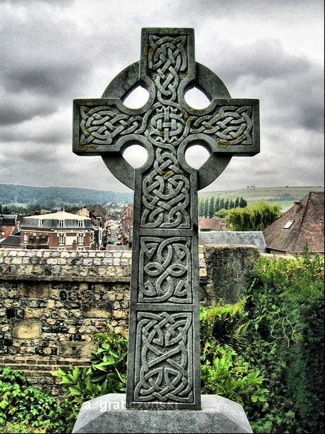 Celtic Graveyard, Celtic Knotwork Design, Celtic Crosses, Celtic Cross Tattoos, Celtic Pride, Cemetery Monuments, Ancient Celts, Cross Wallpaper, Celtic Heritage