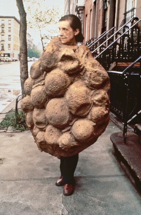 Louise Bourgeois Art, James Ensor, Max Ernst, Louise Bourgeois, Guggenheim Museum, Landscaping Design, Feminist Art, Short Hair With Layers, French Artists