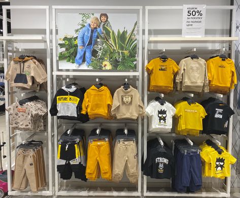 Kids Clothing Store Design, Visual Merchandising Fashion, Clothing Store Displays, Clothing Store Interior, Clothing Store Design, Fashion Displays, Visual Merchandising Displays, Merchandising Displays, Visual Display