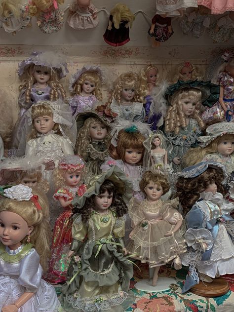 Creepy Doll Collection, Creepy Old Dolls, Antique Doll Collection, Porcelain Doll Collection, Creepy Dolls Aesthetic, Creepy Vintage Dolls, Porcline Dolls Vintage, Porcelain Dolls Aesthetic, Porcelain Dolls Creepy