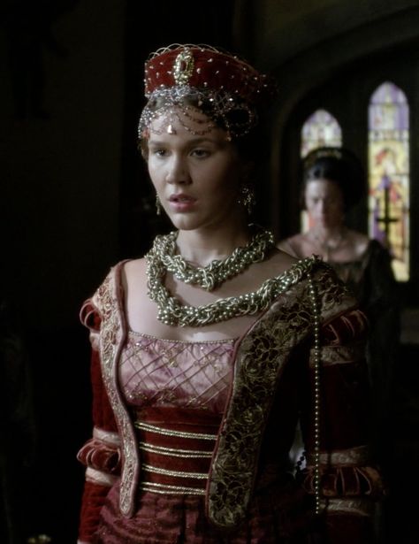 The Tudors Costumes, Green And Gold Dress, The Tudors Tv Show, Silver Wedding Dress, Tudor Dress, Elizabeth Of York, Tudor Fashion, Red And Blue Dress, Tudor Costumes