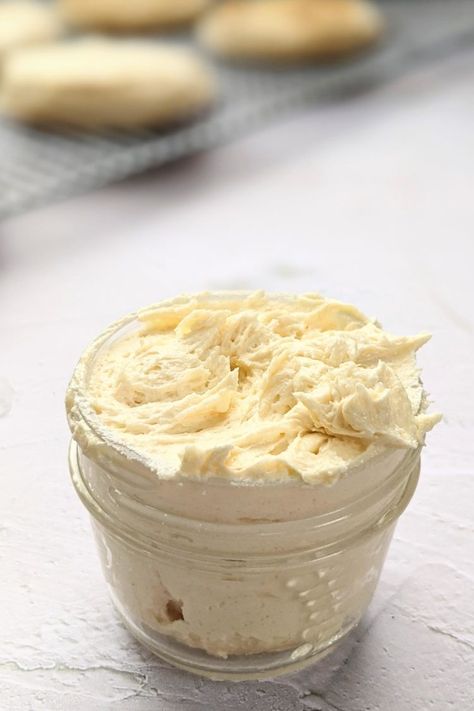 Maple Butter Recipe, Flavored Butter Recipes, Butter Recipes Homemade, Maple Butter, Flavored Butter, Vanilla Buttercream Frosting, Breakfast Pastries, Pastry Cream, Syrup Recipe