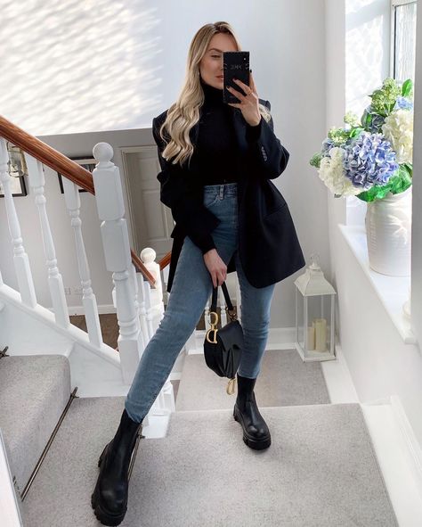 FREYA KILLIN. on Instagram: “I’m 5ft3 with size 4 feet but this photo will have you all thinking I’m lying lol.  Blazer - @zara  Jeans - @topshop  Bag - @dior  Boots -…” Cold Outfits, Casual Winter Outfits, Mode Inspiration, Looks Style, Winter Fashion Outfits, Looks Vintage, Fall Winter Outfits, Outfits Casuales, Cute Casual Outfits