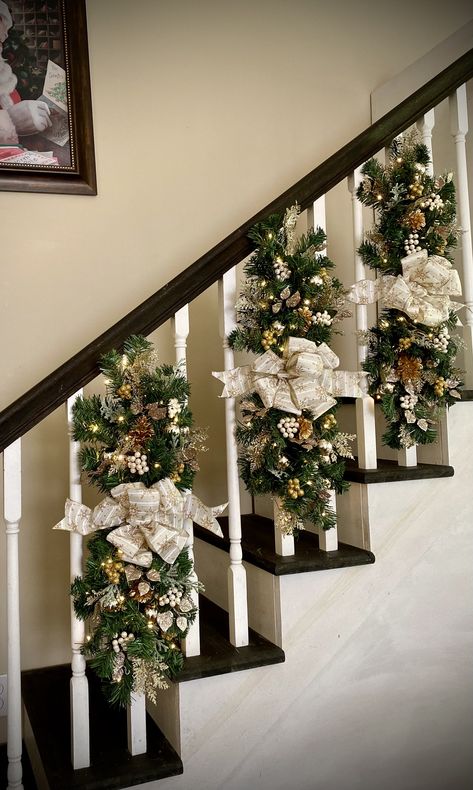 Christmas Staircase Swags, Golden Christmas Decorations, Christmas Decor Stairs, Foyer Christmas Decor Entryway, Stairs Christmas Decorations, Christmas Staircase Decor Banisters, White Gold Christmas Decor, Staircase Christmas Decor Railings, Classy Christmas Decorations