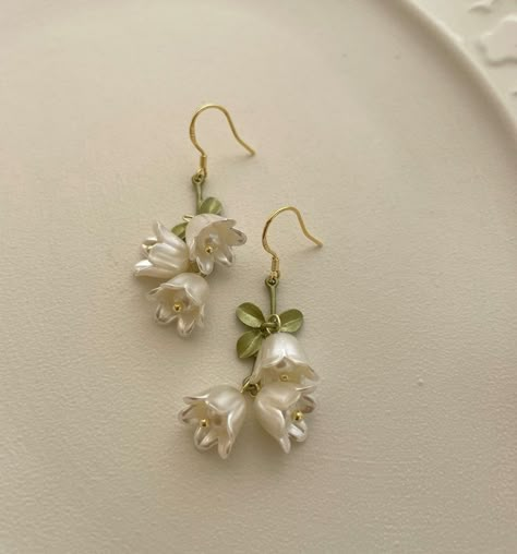 Simple Cute Earrings, Dangling Gold Earrings, Ethereal Earrings, قلادات متدلية, Earrings Pretty, Jewelry Accessories Earrings, Flower Dangle Earrings, Smink Inspiration, Prom Accessories