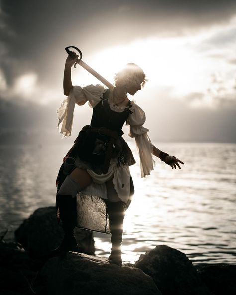 Pirate Photoshoot Ideas, Blonde Pirate Woman, Girl Pirate Aesthetic, Pirate Astethic, Pirate Princess Aesthetic, Pirate Girl Aesthetic, Fantasy Pirate Aesthetic, Pirate Queen Aesthetic, Pirate Photoshoot