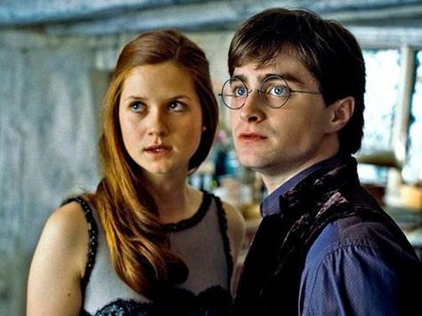 Harry Potter Ginny Weasley, Harry Potter Ginny, Weasley Family, Harry And Ginny, Harry And Hermione, Fan Fiction Stories, Harry Potter Wedding, Bonnie Wright, Harry Potter Actors