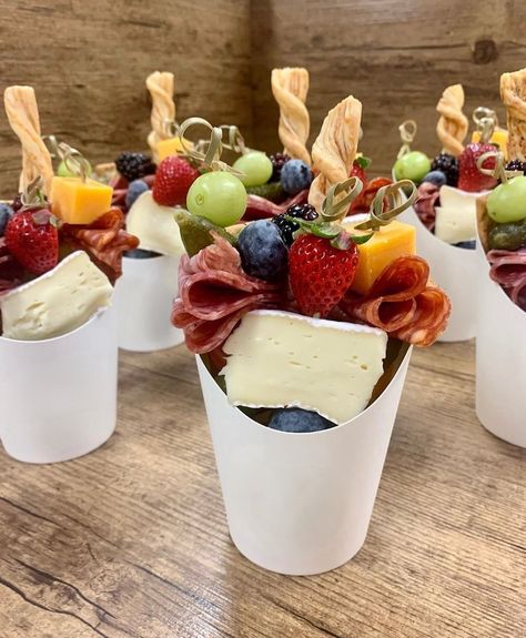 Charcuterie Paper, Toothpick Appetizers Easy, Appetizer Table Display, Irish Appetizers, Breakfast Charcuterie Board, Thanksgiving Charcuterie Board, Individual Charcuterie, Charcuterie Food, Breakfast Charcuterie