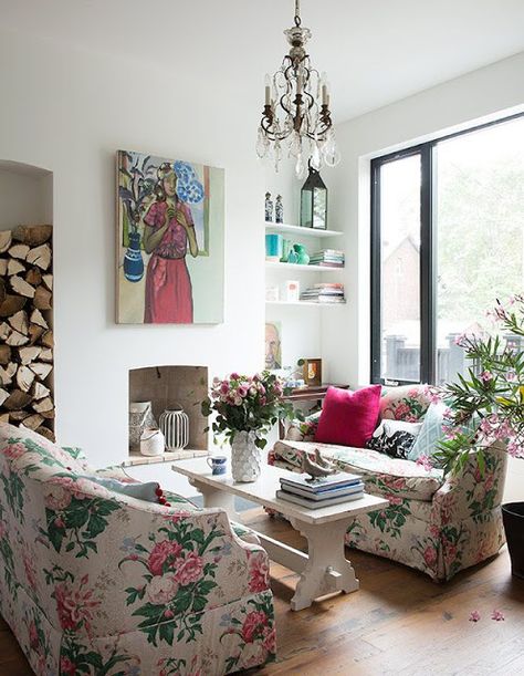 Eye For Design: Decorating Modern Traditional Interiors With Chintz.........An Old Favorite Is Back! 80's Room, Floral Couch, Floral Sofa, Best White Paint, Foyer Decorating, White Paint Colors, Textile Designer, Traditional Interior, Couches Living Room