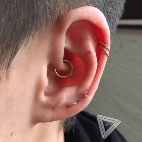 Meet the NYC piercer who's styling everyone's ears (yes, that's a thing) - FASHION Magazine Septum Piercing Men, Guys Ear Piercings, Men's Piercings, Ear Piercings Chart, Double Ear Piercings, Cool Ear Piercings, Face Piercings, Multiple Ear Piercings, Eyebrow Ring