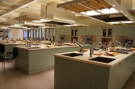 Cooking School Interior, Cooking School Design, Cooking Classes Design, Hospitality School, Boarding School Aesthetic, Cooking In The Classroom, School Dr, Classroom Interior, School Building Design