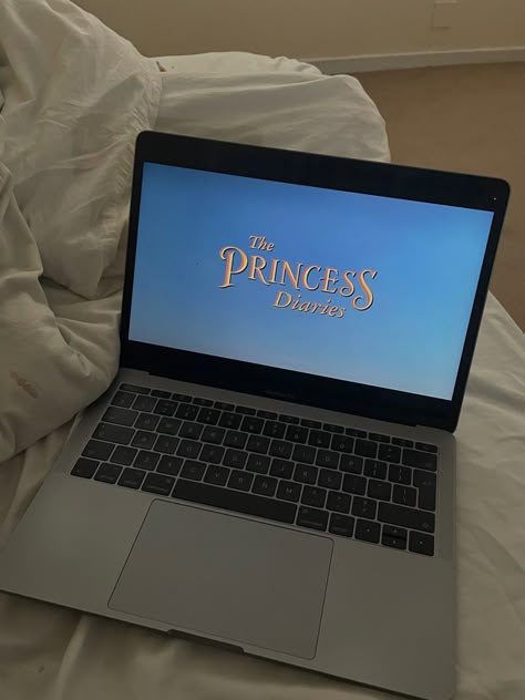 Princess Diary Aesthetic, Watching Disney Movies Aesthetic, Watching Series Aesthetic, Princess Diaries Wallpaper, Watch Movie Aesthetic, The Princess Diaries Aesthetic, Disney Movies Aesthetic, Disney Movie Aesthetic, Watching A Movie Aesthetic