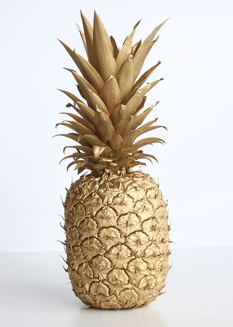 Spray Paint & Chardonnay: Good Day Austin: Summer Entertaining DIYs Painted Pineapple, Gold Fruit, Tapete Gold, Golden Pineapple, Painted Fruit, Pineapple Wallpaper, Pineapple Decor, Edible Gold, Gold Spray Paint