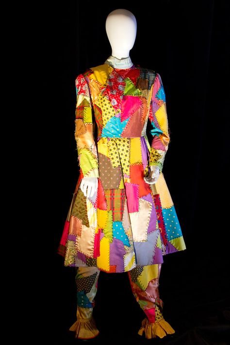 Expo Costume, Street Vibes, Rainbow Road, Bright Outfits, Black Costume, Clown Costume, Girl Rainbow, Pinocchio, Costume Outfits