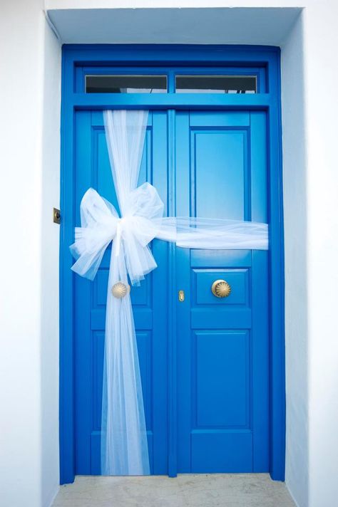 How to make a door bow for Christmas 2018 - a step-by-step guide and where to buy the festive decorations Front Door Bows, Door Bows Christmas, Bow For Door, Christmas Sides, Door Bow, Make A Door, Traditional Wreath, Fancy Bows, Christmas Front Doors