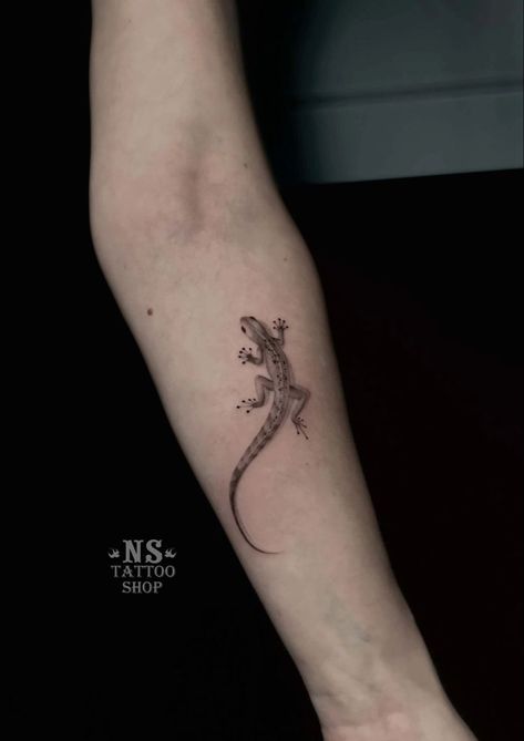 Realistic Lizard Tattoo, Fine Line Lizard Tattoo, Lizard Flower Tattoo, Anole Lizard Tattoo, Tiny Lizard Tattoo, Salamander Tattoo Design, Lizard Tattoo Cute, Amphibian Tattoos, Gecko Tattoo For Women