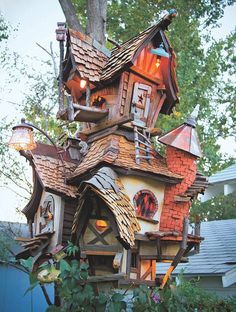 In "Birdhouses of the World," author Anne Schmauss offers readers a fascinating tour of birdhouses crafted by designers and bird enthusiasts all around the world. Birdhouse Craft, Unique Bird Houses, Bird House Kits, Bird Aviary, Bird Houses Diy, Bird Boxes, Bird Cages, 판타지 아트, Fairy Houses