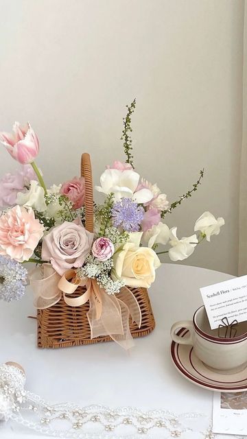 Flower Gift Box Design, Flower Giveaway Ideas, Flower Arrangements In A Basket, Easter Flower Bouquet, Korean Florist, Easter Flower Basket, Flower Gift Basket, Flower Basket Arrangement, Box Flower Arrangement