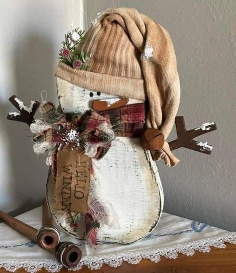 Snowman Crafts Diy Wooden Snowmen, Log Snowmen, Diy Christmas Tree Crafts, Farmhouse Decor Crafts, Crafts With Yarn, Diy Snowman Crafts, Wooden Snowman Crafts, Fabric Snowman, Snowman Ideas