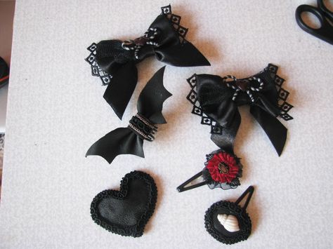 Gothically yours....: DIY Hair clips: a perfect present for a perfect cost Goth Scrapbook, Gothic Diy, Diy Hair Clips, Gothic Jewelry Diy, Gothic Baby, Mini Hats, Goth Baby, Gothic Hairstyles, Goth Accessories