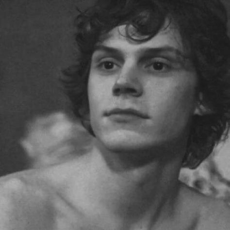 Tate Langdon Black And White, Ahs Tate, Evan Peters American Horror Story, American Horror Story 3, Tate Langdon, Evan Peters, The Perfect Guy, Most Beautiful Man, Horror Stories