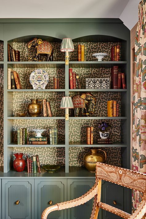 A bright and joyful American country house with interiors by Elizabeth Hay | House & Garden American Country House, Elizabeth Hay, Childrens Bathroom, Library Wall, Hay Design, Thatched Cottage, Up House, Built In Bookcase, Home Library