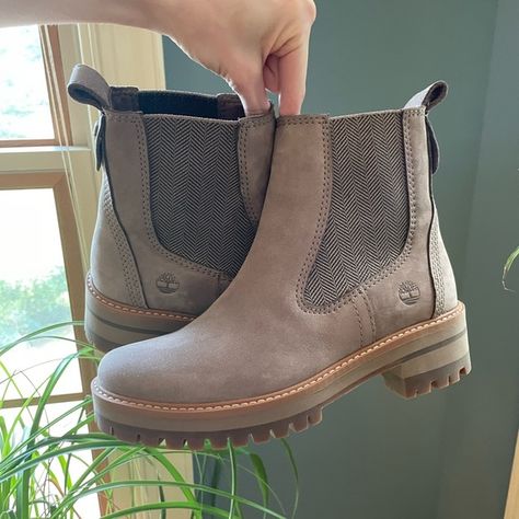 *Like New* Timberland Courmayeur Valley Chelsea Boot Timberland Courmayeur Valley Outfit, Timberland Chelsea Boots Outfit, Timberland Chelsea, Timberland Chelsea Boots, Grey Timberlands, Chelsea Boots Outfit, Accessorize Bags, Beige Boots, High Top Boots