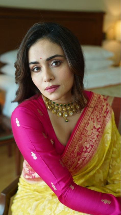 Blouse For Heavy Bust, Contrast Saree Blouse Ideas, Amruta Khanvilkar Saree, Daily Wear Blouse Designs, Latest Silk Blouse Designs, Banarasi Saree Blouse Designs Latest, Banarasi Blouse Design, Contrast Saree, Amruta Khanvilkar