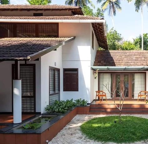 Tress Work Roof Kerala, House Exterior Kerala, Contemporary House Exterior Kerala, Kerala Traditional House, Indian House Exterior Design, Kerala House, House Redesign, Contemporary House Exterior, Indian Home Design