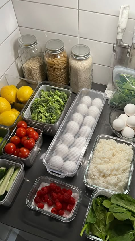 Healthy Food In Fridge, Meal Prepping Aesthetic, Organized Life Aesthetic, Vegetables Aesthetic, Grocery Ideas, Healthy Grocery Shopping, Healthy Pantry, Healthy Groceries, Healthy Food Dishes