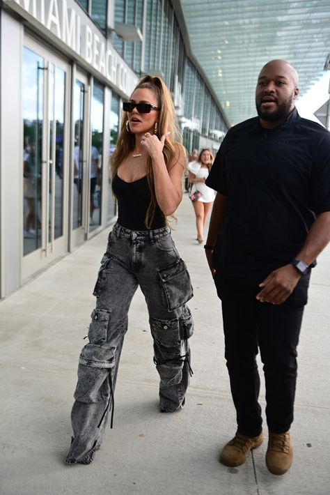 Cargo Pant Outfits, Cargo Jeans Outfit, Estilo Khloe Kardashian, Black Cargo Pants Outfit, Outfit Cargo Pants, Khloe Kardashian Outfits, Celeb Outfits, Khloe Kardashian Style, Pant Outfits