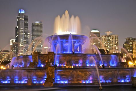 Buckingham Fountain Big Water Fountain, Places At Night, Buckingham Fountain Chicago, Fountain Night Aesthetic, Fountain Roundabout, Bethesda Fountain Central Park, Buckingham Fountain, Fountain City, Chicago Aesthetic