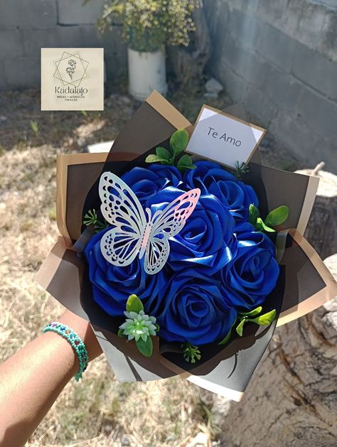 Ramito de 6 rosas eternas color azul rey  con mariposa 3D rosas eternas flores eternas ramos de rosas eternas rosas de listón 6 Flower Bouquet, 6 Roses Bouquet, Forever Flowers Ribbon, Flower Making With Ribbon, Ribbon Bouquets, Ramo Ideas, Forever Flower Bouquets, Graduation Gift Basket, Ribbon Rose Bouquets