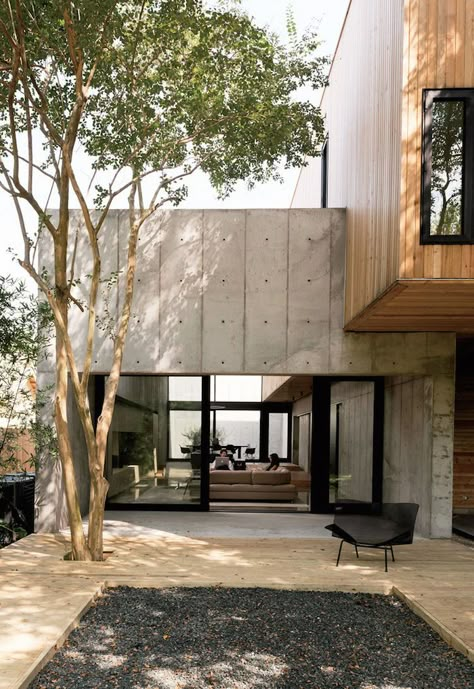 Architecture studio Robertson Design created a unique house that consists of a concrete and wooden box with a concrete wall. The design and shape of the ‘Concrete Box House‘ was inspired by the minimal aesthetic of Japanese architecture. In this way, the interior is kept simple and mirrors the exterior structure with wooden as well [...] House Architecture Styles, Concrete Houses, Box House, Casa Country, Concrete Home, Japanese Architect, Concrete House, Box Houses, Unique Houses